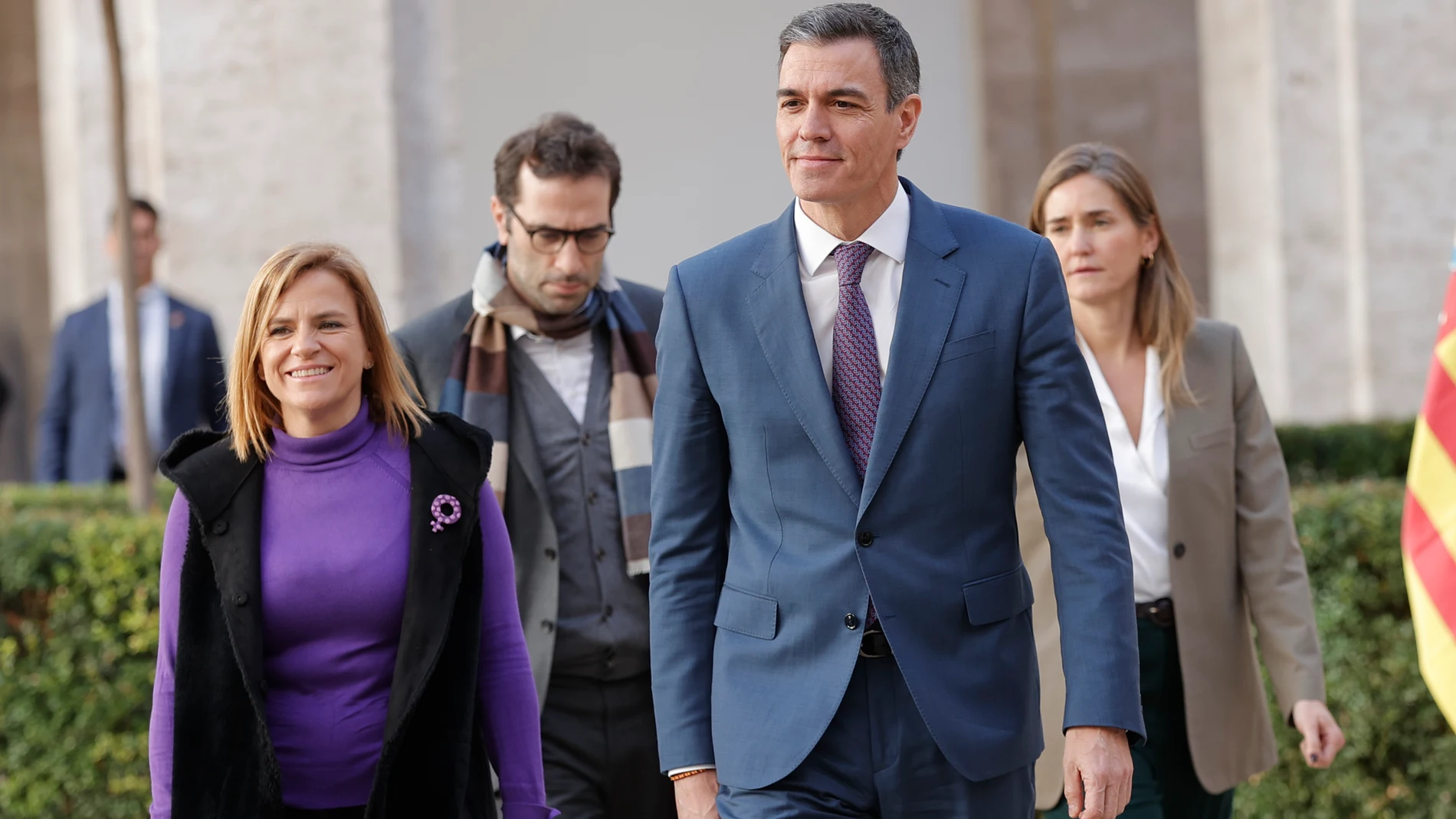GRAFCVA4939. VALENCIA, 23/01/2025.- El presidente del Gobierno, Pedro Sánchez, y la delegada del Gobierno, Pilar Bernabé, a su llegada a su comparecencia tras la reunión interministerial sobre la dana en la sede de la Delegación del Gobierno en València, en la que se ha reunido con alcaldes de los municipios afectados por las riadas del pasado 29 de octubre y la reunión con agentes sociales. EFE/Manuel Bruque