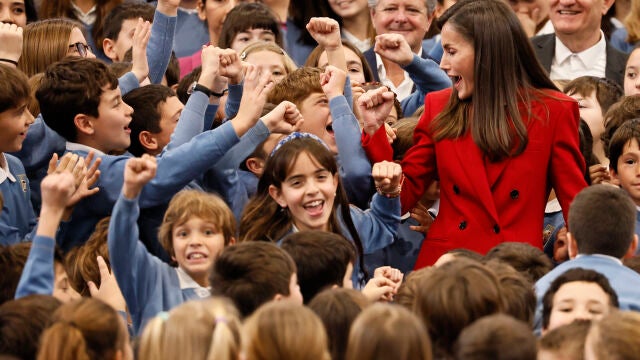 La reina Letizia visita un colegio madrileño con plan pionero de educación socioemocional