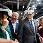 El president de la Generalitat, Carlos Mazón, y la presidenta de Les Corts, Llanos Massó, prueban unas gafas de realidad virtual en la Feria Internacional de Turismo (Fitur) donde se celebra el Acto central de la presencia de la Comunitat Valenciana