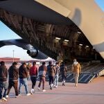  Fotografía tomada de la cuenta en X de la portavoz de la Casa Blanca, Karoline Leavitt, de migrantes ingresando a un avión para un vuelo de deportación. Las autoridades estadounidenses han detenido a 538 inmigrantes criminales sin documentos y deportado a "centenares" en la operación contra la inmigración irregular lanzada por el presidente Donald Trump tras haber asumido el lunes la Presidencia, informaron fuentes oficiales.