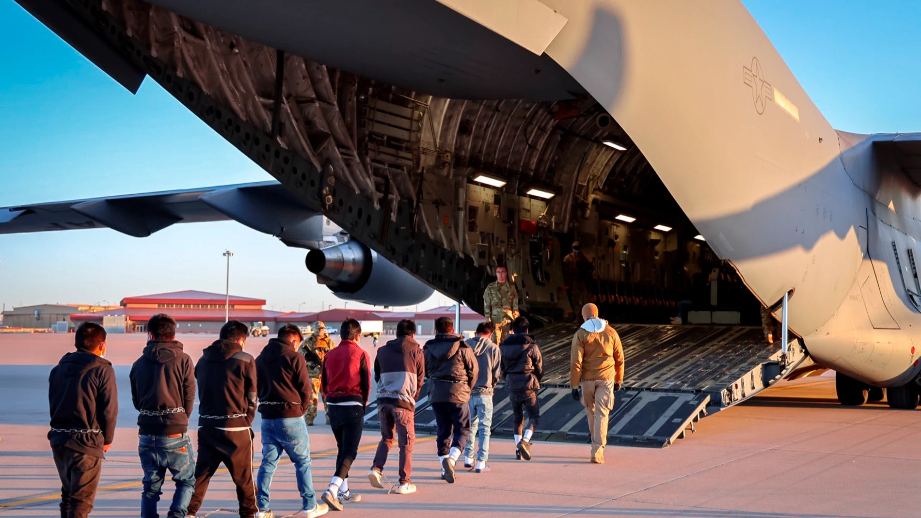 AME3731. WASHINGTON (ESTADOS UNIDOS), 24/01/2025.- Fotografía tomada de la cuenta en X de la portavoz de la Casa Blanca, Karoline Leavitt, de migrantes ingresando a un avión para un vuelo de deportación. Las autoridades estadounidenses han detenido a 538 inmigrantes criminales sin documentos y deportado a "centenares" en la operación contra la inmigración irregular lanzada por el presidente Donald Trump tras haber asumido el lunes la Presidencia, informaron fuentes oficiales. EFE/ @presssec /...