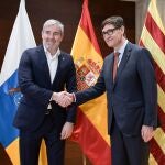 El presidente de Canarias, Fernando Clavijo, y el de la Generalitat de Cataluña, Salvador Illa, antes de una reunión para abordar la reforma del sistema de financiación