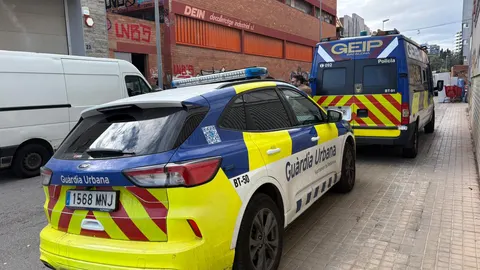 Imagen de la "desokupación" de la nave de Badalona
