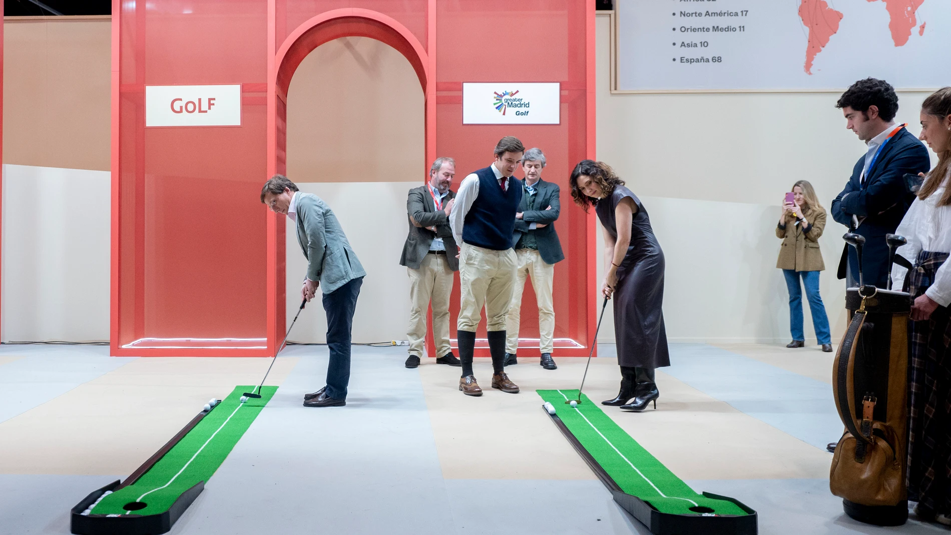 El alcalde de Madrid, José Luis Martínez-Almeida(i), junto con la presidenta de la Comunidad de Madrid, Isabel Díaz Ayuso(d), participa en la celebración del Día de Madrid en Fitur 2025, en la 45ª edición de la Feria Internacional del Turismo, (Fitur), en IFEMA, a 24 de enero de 2025, en Madrid (España). El estand de Madrid muestra la oferta turística de la capital como el resto de municipios de la región. Además, presenta a Madrid como ‘’una ciudad dinámica, llena de historia y con una marca...