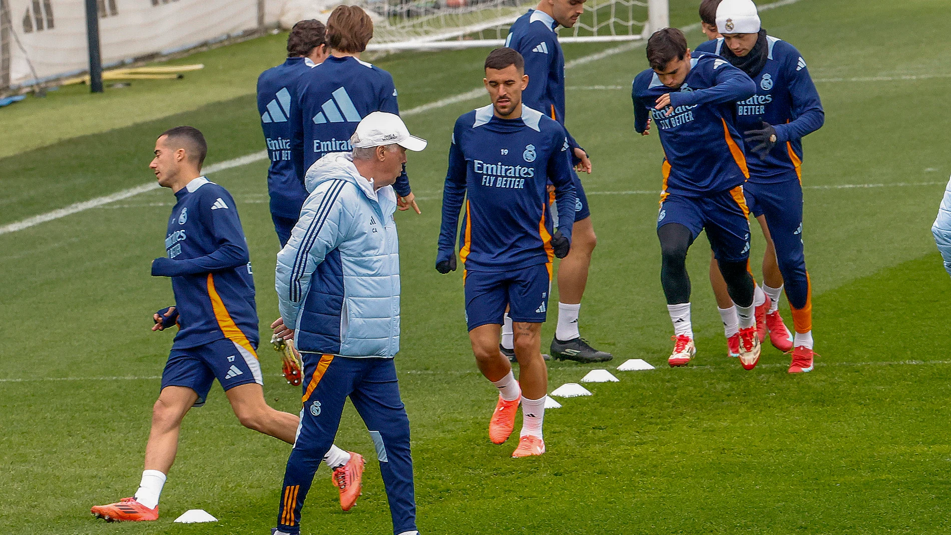 MADRID, 24/01/2025.- El entrenador del Real Madrid, Carlo Ancelotti (2i), dirige el entrenamiento realizado este viernes en la Ciudad Deportiva de Valdebebas, donde el equipo prepara el partido de Liga que les enfrenta mañana al Real Valladolid. EFE/J.P. Gandul