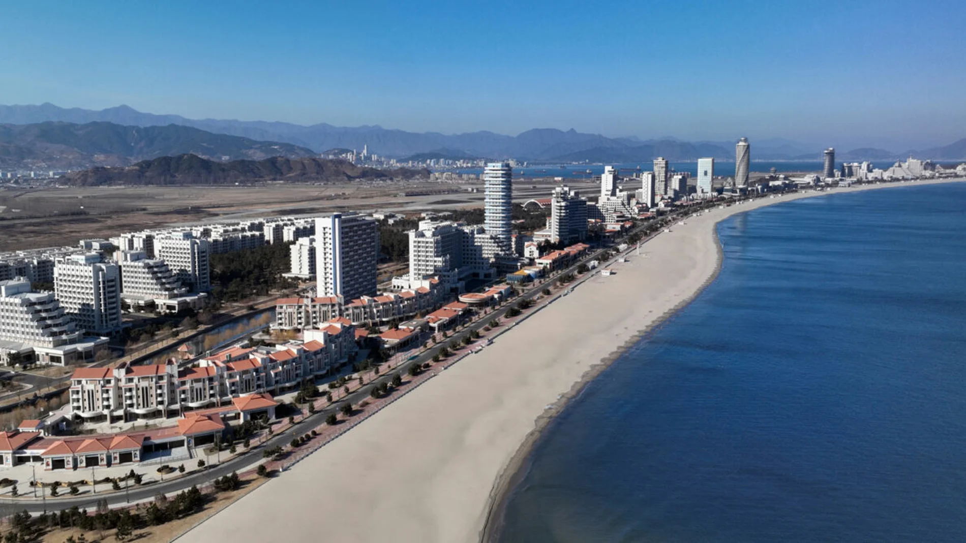 Un grupo de niños disfruta en la nueva zona turística costera de Corea del Norte