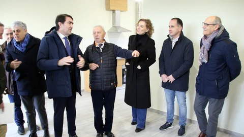 El consejero de Medio Ambiente, Vivienda y Ordenación del Territorio, Juan Carlos Suárez-Quiñones, firma un protocolo del programa Rehabitare para la provincia de León en Villamontán de la Valduerna