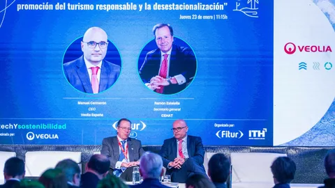 En el dialógo inaugural, Manuel Cermerón, CEO de Veolia España, con Ramón Estalella, Secretario General del CEHAT