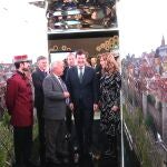 Fernández Mañueco junto a Gonzalo Santonja y Mar Sancho en el expositor de Fitur