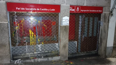 Ataque con botes de pintura a la fachada del PSOE de Béjar