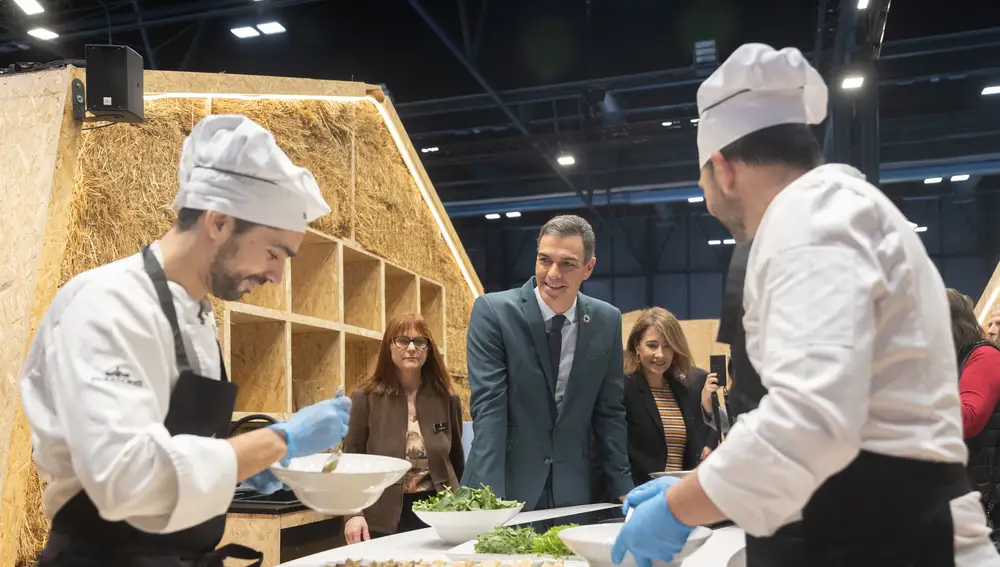 El presidente del Gobierno, Pedro Sánchez (c) y la presidenta de Paradores, Raquel Sánchez (d), en el estand de Paradores, durante su visita a la 45ª edición de la Feria Internacional del Turismo (Fitur), en Ifema Madrid.