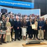 La consejera Carmen Conesa y la alcaldesa de Cartagena, Noelia Arroyo, en la presentación en el estand de la Región de las fiestas de Romanos y Cartagineses