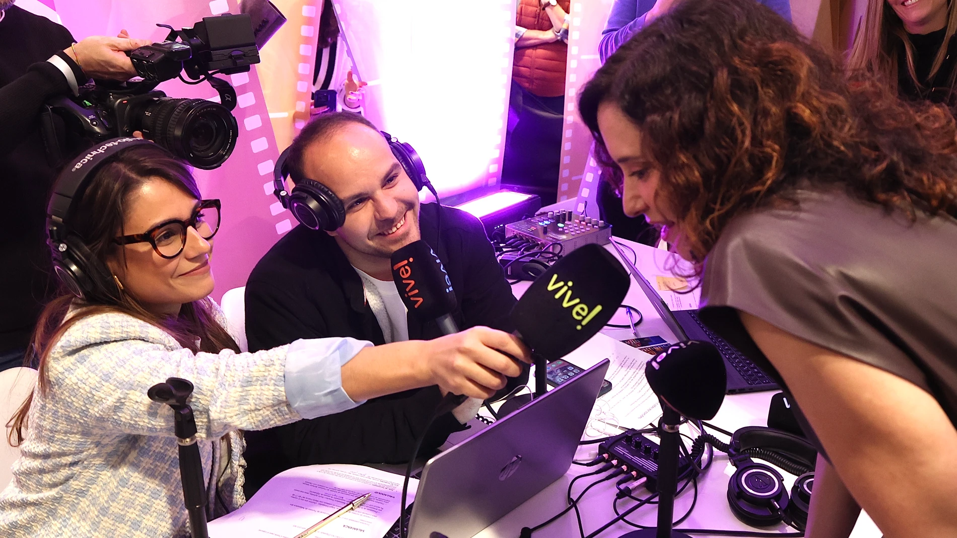 Isabel Díaz Ayuso atiende a los micrófonos de "Vive! Radio" durante su visita al expositor de Castilla y León en Fitur