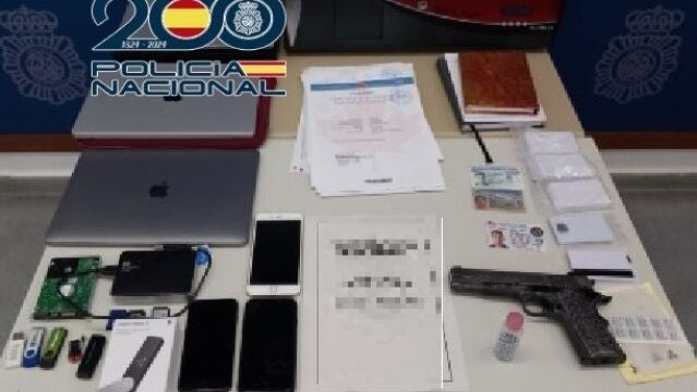 Efectos intervenidos al detenido en Marbella por estafa y falsificación documental