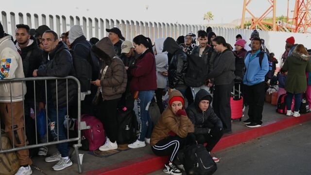  Mexico, Tijuana: Asylum seekers wait for their CBP One appointments before crossing through El Chaparral border port in Tijuana, Mexico on January 20, 2025. The Trump administration shut down the CBP One app for migrants. Mexico is building large emergency reception centres near the border with the United States for repatriated citizens in response to US President Donald Trump's mass deportation plans.