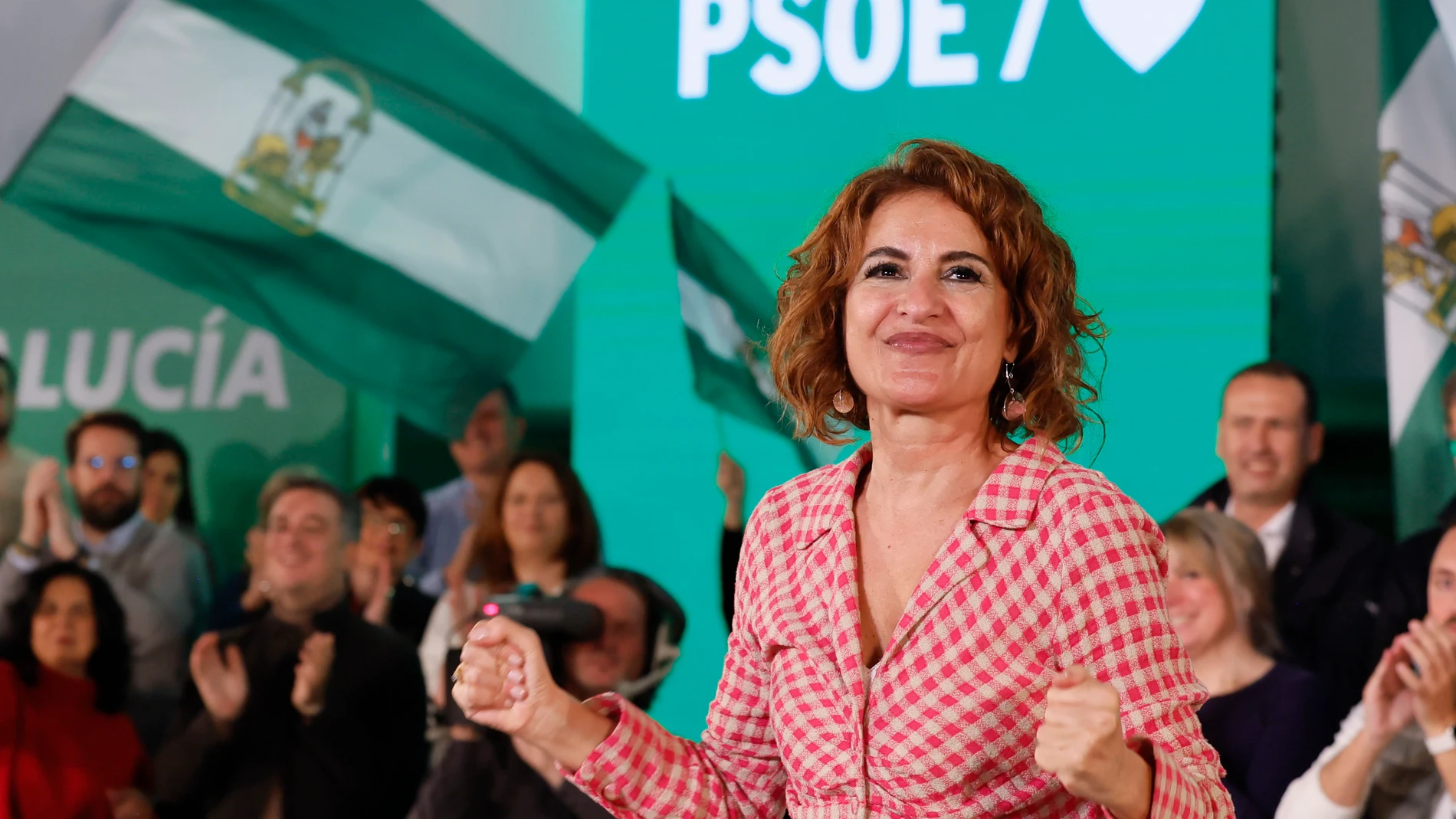 GRAF4348. SEVILLA, 25/01/2025.- La nueva secretaria general del PSOE-A, vicepresidenta del Gobierno y ministra de Hacienda, María Jesús Montero (c), interviene en un acto en el Pabellón de la Navegación, este sábado en Sevilla. EFE/José Manuel Vidal