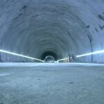 El túnel se encuentra situado en el cinturón erogénico del Himalaya, y por las condiciones del lugar era casi imposible, lo que le convierte en una obra de ingeniería china de récord