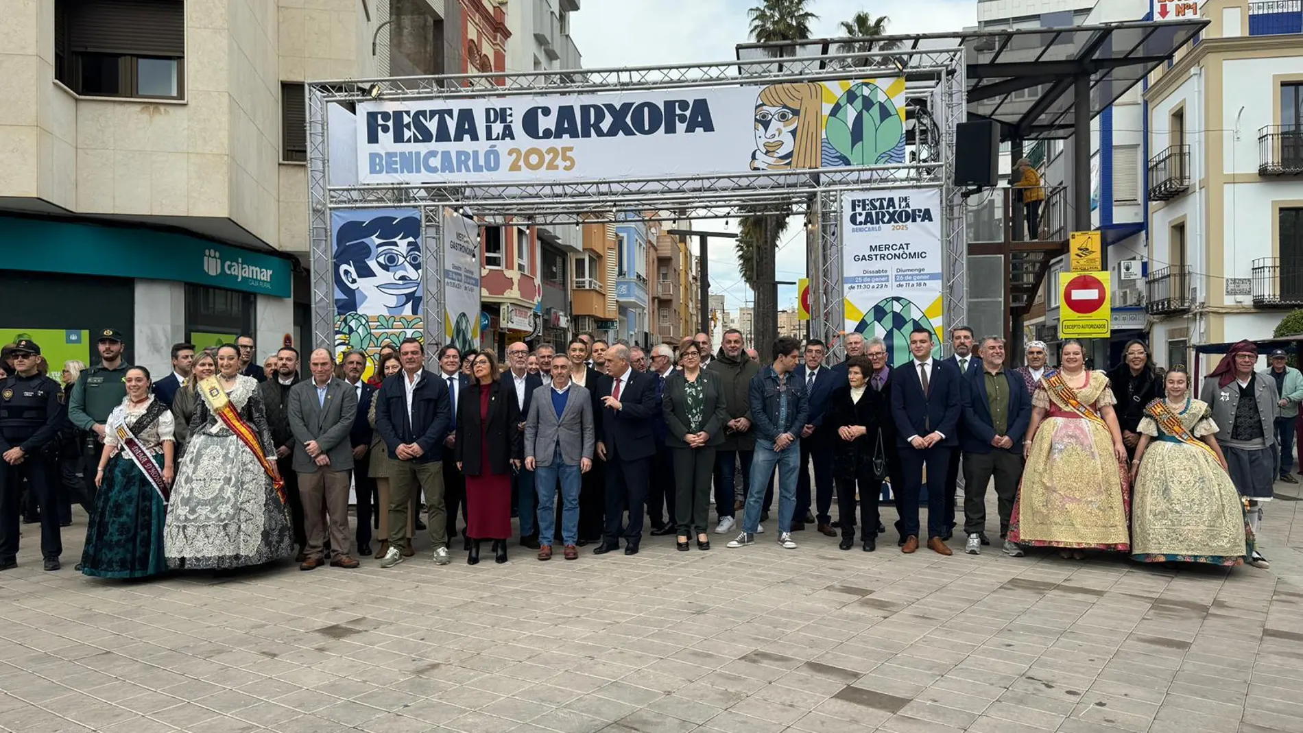El conseller de Agricultura, Agua, Ganadería y Pesca, Miguel Barrachina, ha inaugurado el Mercado Gastronómico con motivo de la Feria de la Carxofa de Benicarló