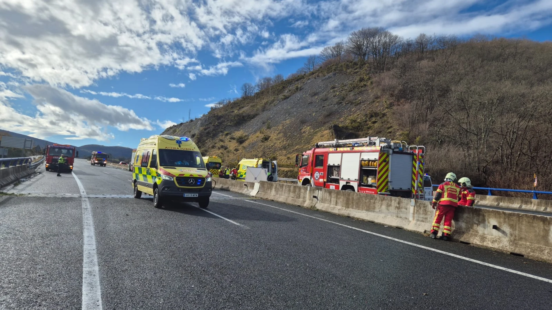 SANTANDER, 25/01/2025.-Una mujer de 70 años ha fallecido este sábado tras un accidente múltiple ocurrido en la autovía A-67, a la altura del municipio cántabro de Bárcena de Pie de Concha, en el que han resultado heridas siete personas, al menos una de ellas de gravedad, según confirma el Gobierno de Cantabria. La mujer fallecida ha sido atropellada por otro vehículo tras salir de su coche, ha informado la Delegación del Gobierno. El accidente, que ha se ha producido en torno a las 11.45 hora...