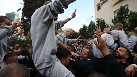 Palestinian former inmates of the Ofer military prison are welcomed upon arriving to Ramallah after being released as part of the Israel-Hamas ceasefire deal, in the West Bank city of Ramallah, 25 January 2025. Israel and Hamas implemented the first phase of a hostage release and ceasefire deal on 19 January 2025. (Ramala)