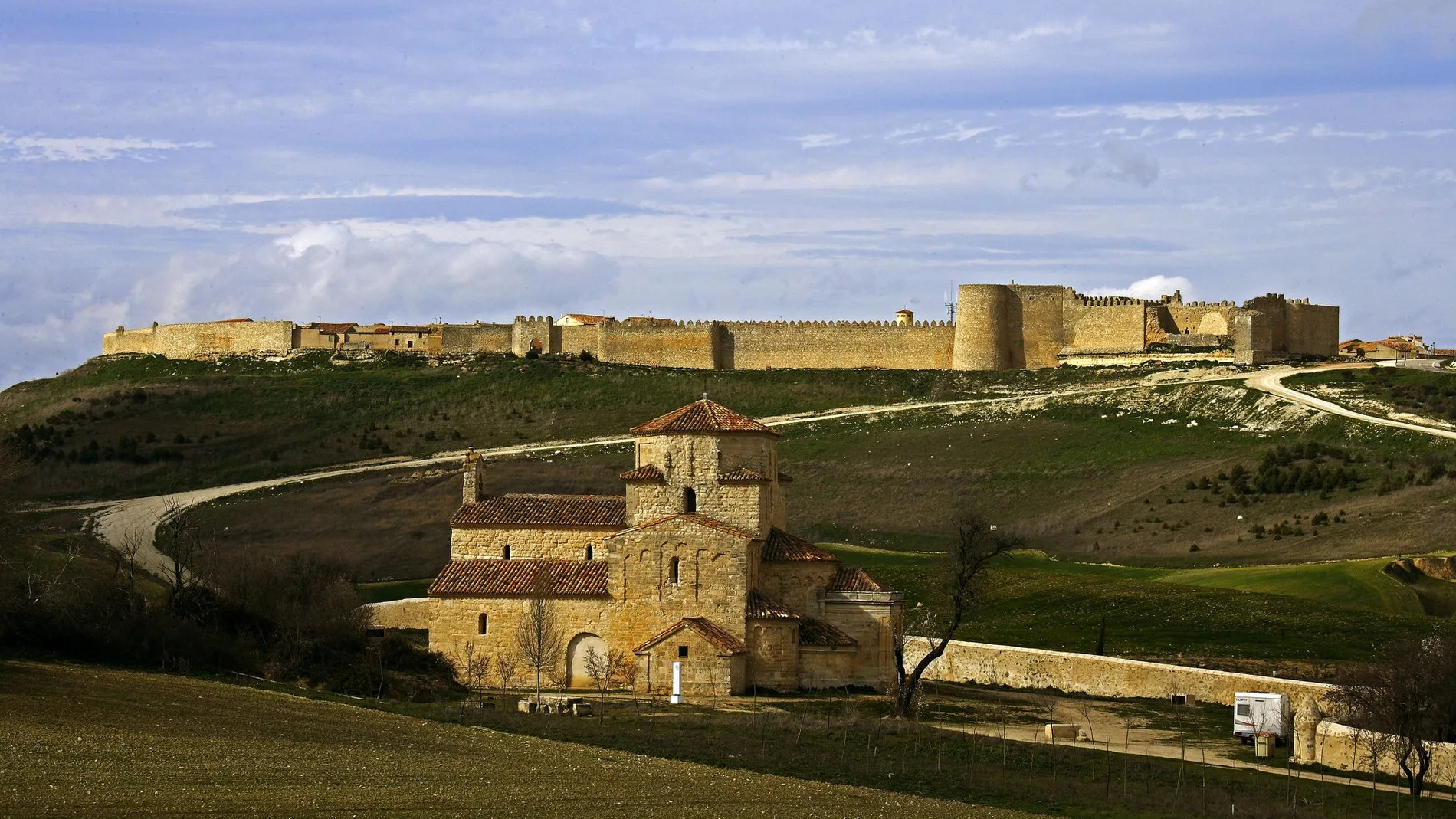 Panorámica de la villa medieval vallisoletana de Urueña y la ermita de La Anunciada