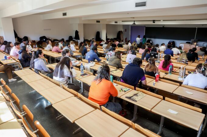 Un total de 32.212 aspirantes optan este sábado a 11.943 plazas en el examen MIR 2025, mientras se reclaman más plazas
