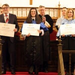 El rector de la UPSA, Santiago García-Jalón de la Lama, entrega las distinciones