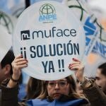 Varias personas durante una concentración, frente a la sede central de MUFACE, a 22 de enero de 2025, en Madrid (España).