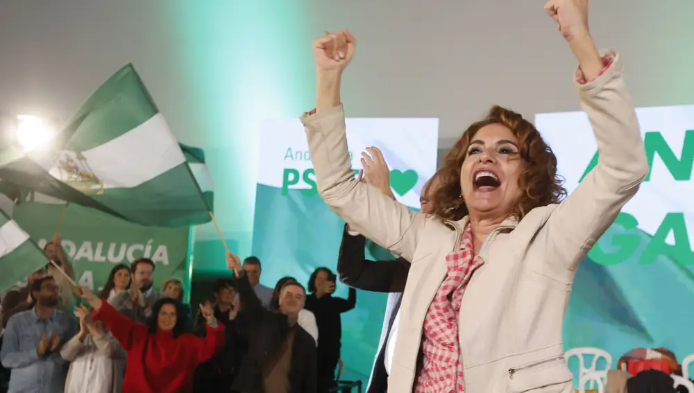 La nueva secretaria general del PSOE-A, vicepresidenta del Gobierno y ministra de Hacienda, María Jesús Montero (c), interviene en un acto en el Pabellón de la Navegación