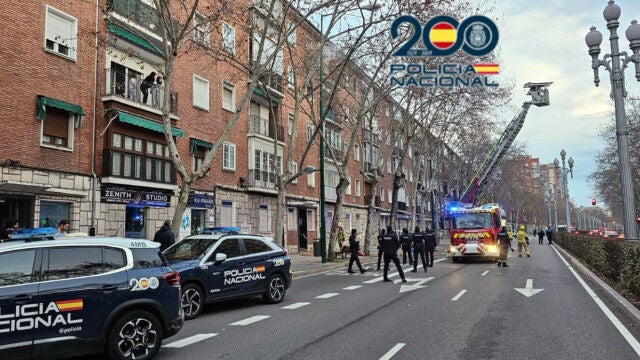 Los agentes de la policía y los bomberos sofocan el incendio en Valladolid