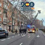 Los agentes de la policía y los bomberos sofocan el incendio en Valladolid