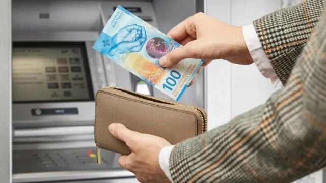 Persona sacando dinero en Suiza