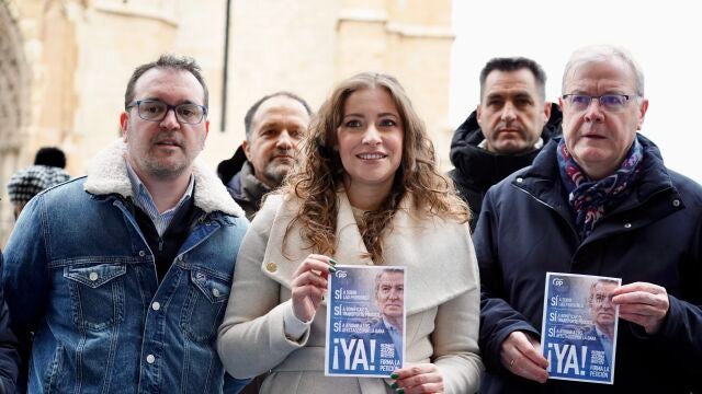 La presidenta del PP de León y vicesecretaria de Sanidad y Educación, Ester Muñoz, junto a Ricardo Gavilanes y Antonio Silván