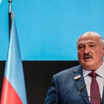 Bielorrusia.- Lukashenko tiende la mano a la oposición tras votar en las presidenciales como favorito indiscutible