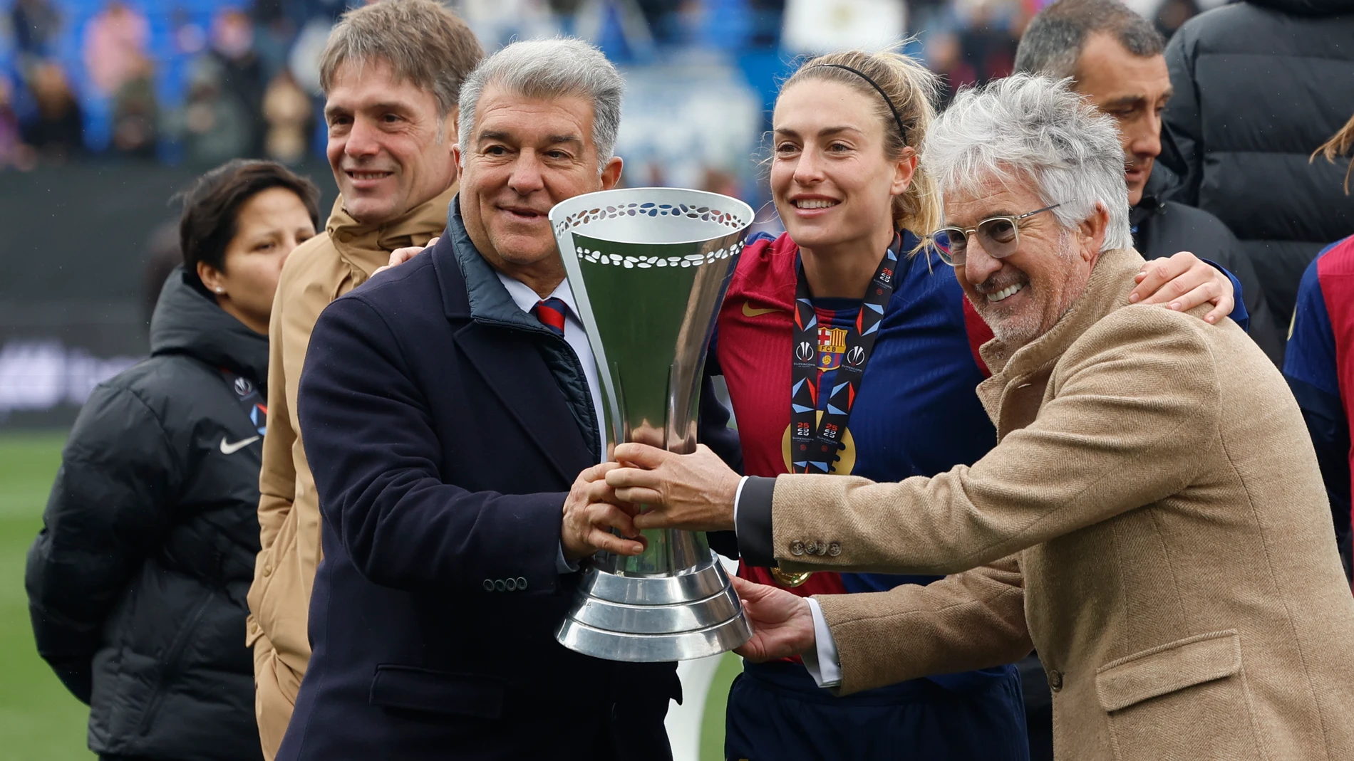 LEGANÉS (MADRID), 26/01/2025.- El presidente del FC Barcelona, Joan Laporta (i), y la capitana, Alexia Putellas (2d), levantan el trofeo tras vencer en la final de la Supercopa femenina de fútbol que disputan FC Barcelona y Real Madrid este domingo en el estadio de Butarque en Leganés. EFE/Mariscal