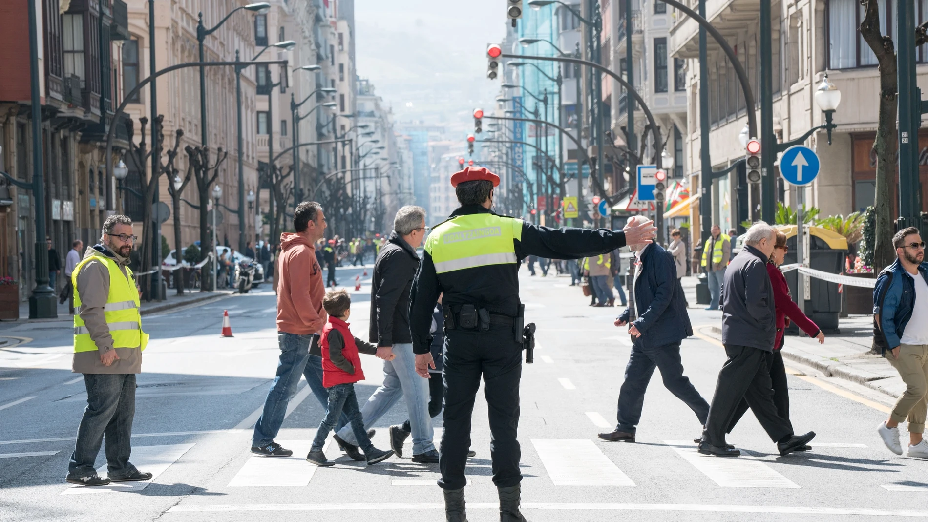 (Foto de ARCHIVO) Policía Municipal de Bilbao Udaltzaingoa regulando el tráfico. REMITIDA / HANDOUT por MITXI Fotografía remitida a medios de comunicación exclusivamente para ilustrar la noticia a la que hace referencia la imagen, y citando la procedencia de la imagen en la firma 19/03/2017