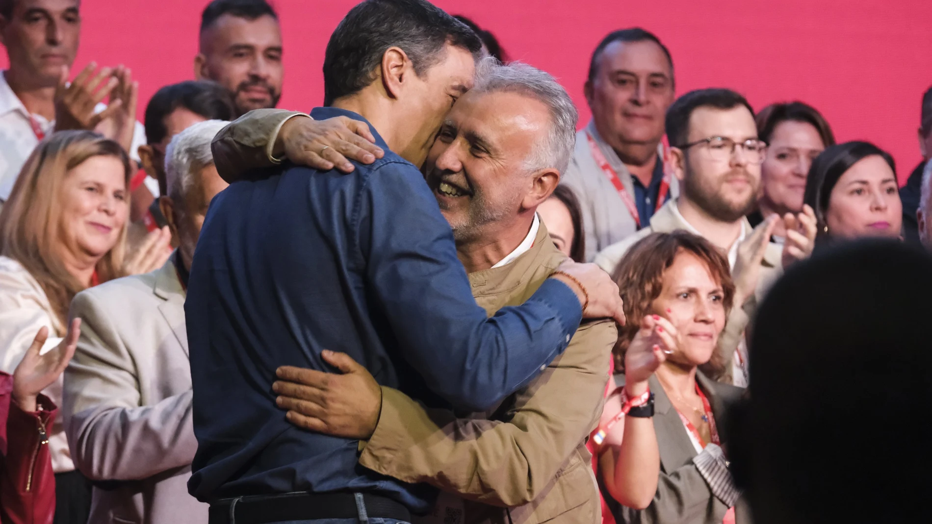 El presidente de España, Pedro Sánchez (i), abraza al al ministro de Política Territorial y Memoria Democrática y secretario general del PSOE de Canarias, Ángel Víctor Torres (d), este domingo durante el 15º Congreso del PSOE de Canarias, celebrado en el Espacio Magma en Adeje (Tenerife).