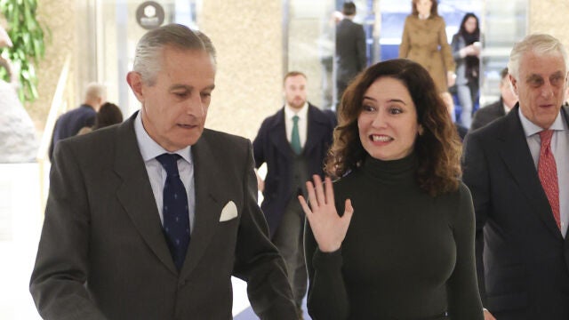 El look de oficina de Ayuso.