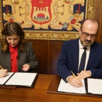 Nuria González firma el convenio con Marco Morala