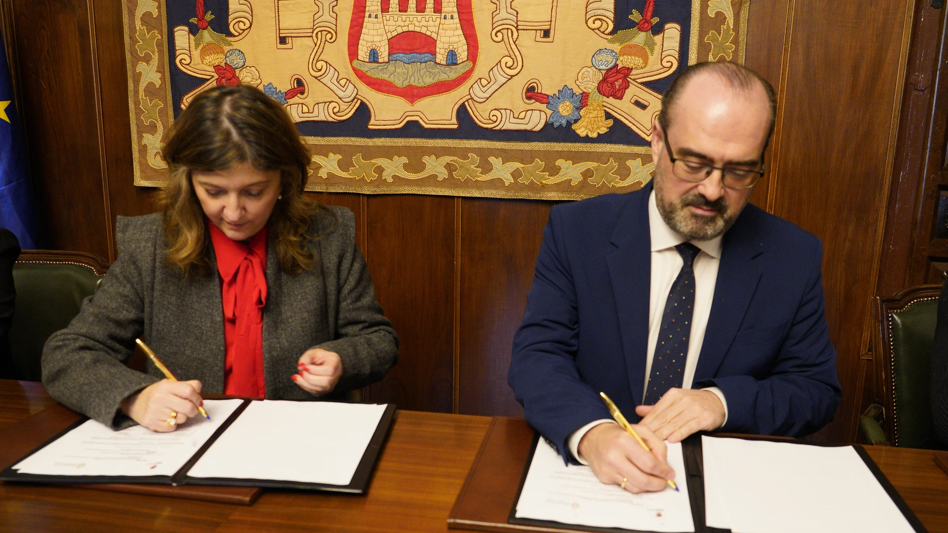 Nuria González firma el convenio con Marco Morala