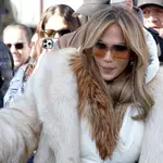 Jennifer Lopez con abrigo de pelo.