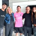 Messi junto a la periodista Yannina Latorre y su familia