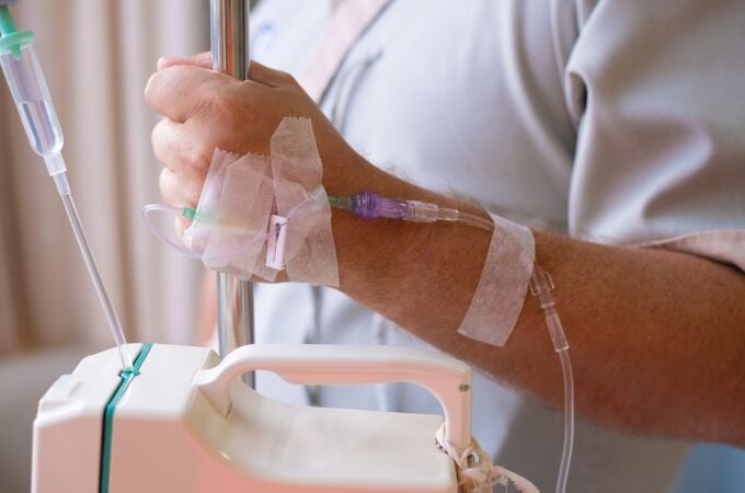 Paciente recibiendo un tratamiento de quimioterapia para el cáncer