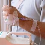 Paciente recibiendo un tratamiento de quimioterapia para el cáncer
