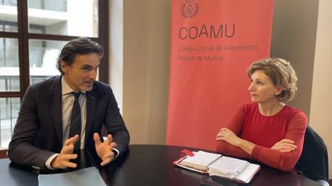 El consejero de Fomento e Infraestructuras, Jorge Garcia Montoro, y la decana-presidenta del Colegio Oficial de Arquitectos de la Región de Murcia (COAMU), María José Peñalver Sánchez
