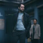 Richard Rankin se mete con convicción en el papel del decadente policía