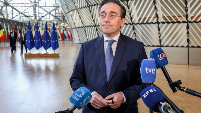 El ministro español de Asuntos Exteriores, José Manuel Albares, comparece ante la prensa en Bruselas antes de la reunión del Consejo Europeo de Asuntos Exteriores.