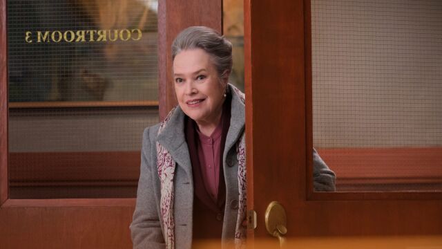 Kathy Bates solo tiene que aparecer por la puerta para causar inquietud