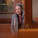 Kathy Bates solo tiene que aparecer por la puerta para causar inquietud