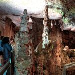 Visitantes disfrutan del interior de la Cueva de los Franceses